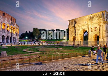 Roma Lazio Italia. Il Colosseo, un anfiteatro ovale nel centro della città di Roma e l'Arco di Costantino Foto Stock