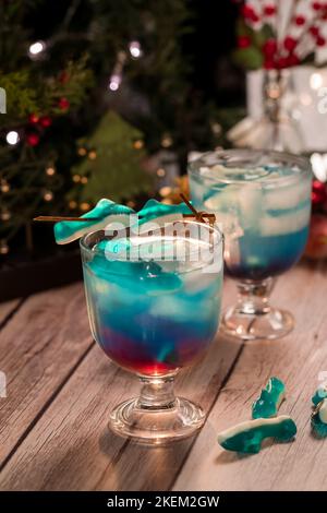 Cocktail Shark Attack guarniti con caramelle di squalo gommoso. Foto Stock