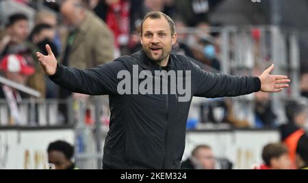 Magonza, Germania. 13th Nov 2022. Calcio: Bundesliga, FSV Mainz 05 - Eintracht Francoforte, Giornata 15, Mewa Arena. Allenatore di Mainz Bo Svensson. Credit: Torsten Silz/dpa - NOTA IMPORTANTE: In conformità ai requisiti della DFL Deutsche Fußball Liga e del DFB Deutscher Fußball-Bund, è vietato utilizzare o utilizzare fotografie scattate nello stadio e/o della partita sotto forma di sequenze di immagini e/o serie di foto simili a video./dpa/Alamy Live News Foto Stock