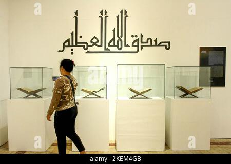Yogyakarta, Indonesia. 11th Nov 2022. Un visitatore fotografa una delle collezioni d'arte esposte durante la mostra AMEX 2022 intitolata Star and Moon al Museo Sonobudoyo di Yogyakarta. L'evento, che espone diversi oggetti d'arte islamici indonesiani provenienti da vari musei indonesiani, parla dell'influenza dell'Islam sulle varie forme di pratica artistica indonesiana. (Foto di Angga Budhiyanto/SOPA Images/Sipa USA) Credit: Sipa USA/Alamy Live News Foto Stock
