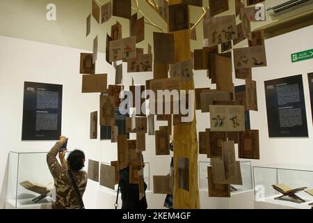 Yogyakarta, Indonesia. 11th Nov 2022. Un visitatore fotografa una delle collezioni d'arte esposte durante la mostra AMEX 2022 intitolata Star and Moon al Museo Sonobudoyo di Yogyakarta. L'evento, che espone diversi oggetti d'arte islamici indonesiani provenienti da vari musei indonesiani, parla dell'influenza dell'Islam sulle varie forme di pratica artistica indonesiana. (Foto di Angga Budhiyanto/SOPA Images/Sipa USA) Credit: Sipa USA/Alamy Live News Foto Stock