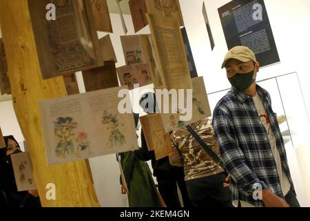 Yogyakarta, Indonesia. 11th Nov 2022. I visitatori osservano le collezioni d'arte esposte durante la mostra AMEX 2022 intitolata Star and Moon al Museo Sonobudoyo di Yogyakarta. L'evento, che espone diversi oggetti d'arte islamici indonesiani provenienti da vari musei indonesiani, parla dell'influenza dell'Islam sulle varie forme di pratica artistica indonesiana. (Foto di Angga Budhiyanto/SOPA Images/Sipa USA) Credit: Sipa USA/Alamy Live News Foto Stock