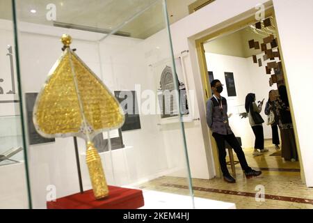 Yogyakarta, Indonesia. 11th Nov 2022. I visitatori osservano le collezioni d'arte esposte durante la mostra AMEX 2022 intitolata Star and Moon al Museo Sonobudoyo di Yogyakarta. L'evento, che espone diversi oggetti d'arte islamici indonesiani provenienti da vari musei indonesiani, parla dell'influenza dell'Islam sulle varie forme di pratica artistica indonesiana. (Foto di Angga Budhiyanto/SOPA Images/Sipa USA) Credit: Sipa USA/Alamy Live News Foto Stock