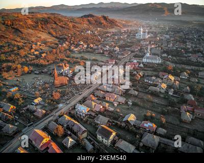 Drammatica mattinata autunnale sopra il villaggio di Ieud nella regione storica di Maramures. Foto scattata il 21st ottobre 2022 a Ieud, Maramures County, R. Foto Stock