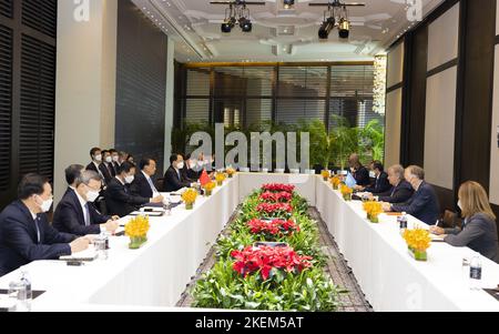 Phnom Penh, Cambogia. 13th Nov 2022. Il Premier cinese li Keqiang incontra il Segretario generale delle Nazioni Unite Antonio Guterres a Phnom Penh, Cambogia, 13 novembre 2022. Credit: Notizie dal vivo su Huang Jingwen/Xinhua/Alamy Foto Stock