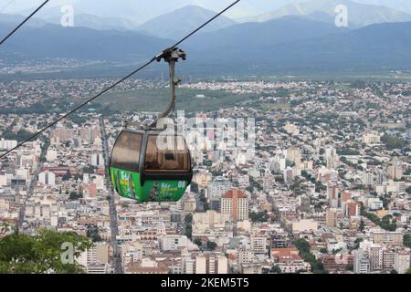 Salta, Argentina, gennaio 2022. Funivia fino a Cerro San Bernardo. Foto Stock