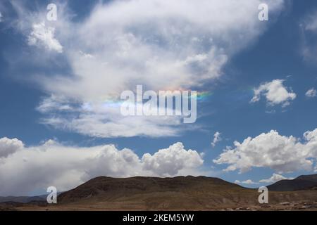 San Antonio de los Cobres, Salta, Argentina. Enero 2022. Il riflesso della luce nelle nuvole forma un arcobaleno Foto Stock