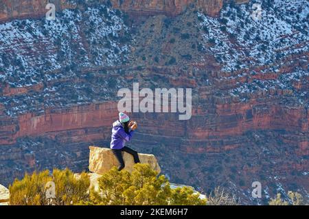 Un turista al South Rim a Grandview Point, Grand Canyon National Park, Arizona, USA Foto Stock