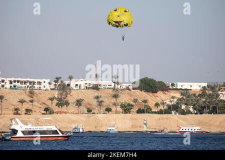Sharm El Sheikh, Egitto. 13th Nov 2022. Una persona pratica il parasailing sopra Naama Bay nella località del Mar Rosso di Sharm El-Sheikh, città ospitante della 2022 Conferenza delle Nazioni Unite sul cambiamento climatico COP27. Credit: Gehad Hammy/dpa/Alamy Live News Foto Stock
