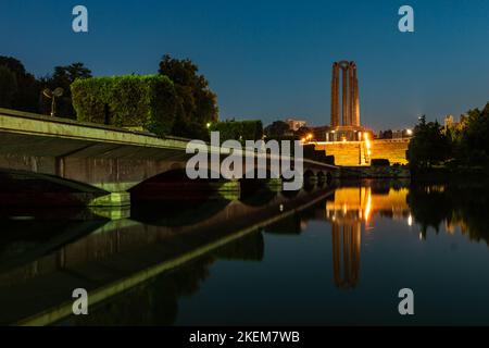 National Heroes Memorial di notte a Carol Park - Bucarest, Romania Foto Stock