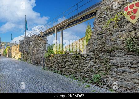 Vista lungo le mura storiche della città di Oberwesel sul Reno durante il giorno in estate Foto Stock