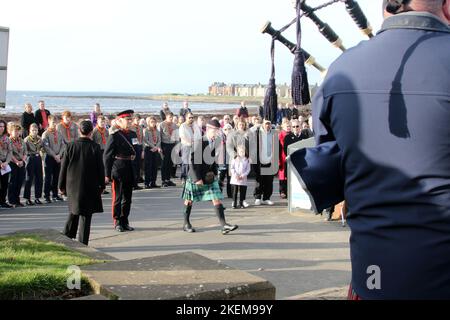 Troon, Ayrshire, Scozia, Regno Unito. 13 Nov 2022 Alamy Live News / Alister Fith Remembrance Service tenutosi presso il Centotaph Tron alla presenza di rappresentanti delle forze armate. Gruppi giovanili e servizi di emergenza Credit: Alister Firth/Alamy Live News Foto Stock