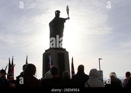 Troon, Ayrshire, Scozia, Regno Unito. 13 Nov 2022 Alamy Live News / Alister Fith Remembrance Service tenutosi presso il Centotaph Tron alla presenza di rappresentanti delle forze armate. Gruppi giovanili e servizi di emergenza Credit: Alister Firth/Alamy Live News Foto Stock