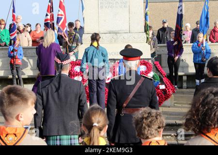 Troon, Ayrshire, Scozia, Regno Unito. 13 Nov 2022 Alamy Live News / Alister Fith Remembrance Service tenutosi presso il Centotaph Tron alla presenza di rappresentanti delle forze armate. Gruppi giovanili e servizi di emergenza Credit: Alister Firth/Alamy Live News Foto Stock