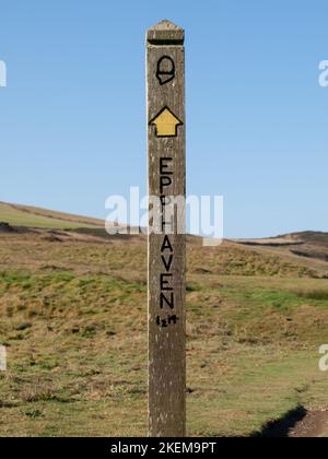 Singola mostra di orientamento a Epphaven sul Cornish Coast SW percorso tra Port Isaac e Polzeath. Foto Stock