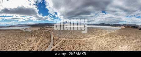 Panorama dei droni sulla centrale termica solare di Ivanpah in California durante il sole diurno in inverno Foto Stock