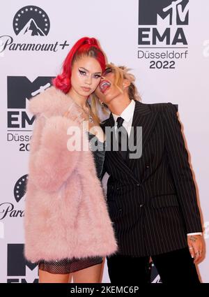 Badmomzjay (a sinistra) e Loredana partecipano agli MTV Europe Music Awards 2022 che si tengono al PSD Bank Dome di Dusseldorf. Data immagine: Domenica 13 novembre 2022. Foto Stock