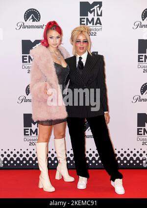 Badmomzjay (a sinistra) e Loredana partecipano agli MTV Europe Music Awards 2022 che si tengono al PSD Bank Dome di Dusseldorf. Data immagine: Domenica 13 novembre 2022. Foto Stock