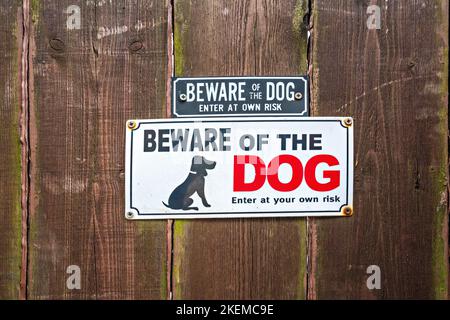 Attenzione al cane - cartello sul cancello del giardino Foto Stock