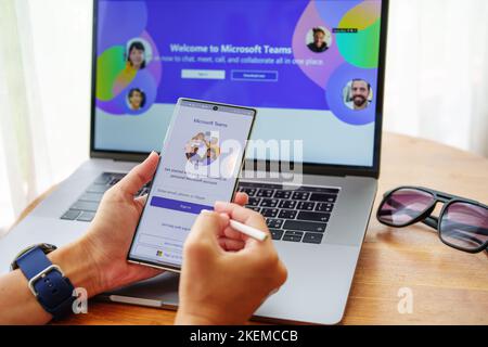 CHIANG mai, THAILANDIA - 09 luglio 2022 - Una dipendente femminile utilizza un'app del team microsoft per tenere una riunione sui social media Foto Stock