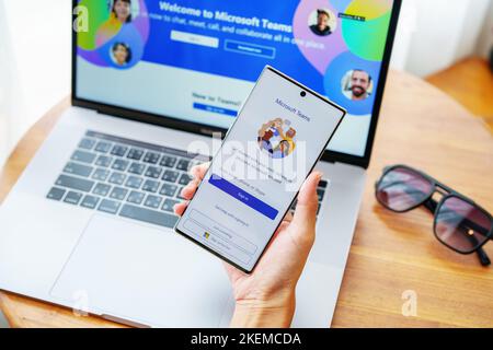CHIANG mai, THAILANDIA - 09 luglio 2022 - Una dipendente femminile utilizza un'app del team microsoft per tenere una riunione sui social media Foto Stock