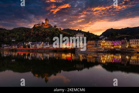 Cochem castel vista della città dal ponte sul fiume Mosella al crepuscolo, Germania Foto Stock