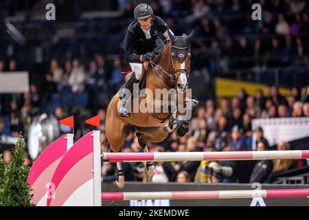 Stoccarda, Germania. 13th Nov 2022. Sport equestre: Show jumping, Coppa del mondo, Gran Premio, Masters Tedesco 2022. Mostra il jumper Henrik von Eckermann dalla Svezia sul suo cavallo Iliana in azione. Credit: Stefan Lafrentz/dpa/Alamy Live News Foto Stock