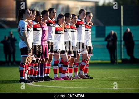 Londra, Regno Unito. 13th Nov 2022. K Sports Cobdown i giocatori di Dulwich Hamlet durante i minuti silenzio prima della partita di fa Cup della Vitality Women's First Round tra Aylesford e Dulwich Hamlet al K Sports Cobdown di Londra, Inghilterra. (Liam Asman/SPP) Credit: SPP Sport Press Photo. /Alamy Live News Foto Stock