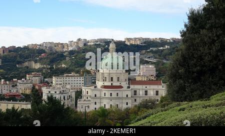 Veduta della cupola della chiesa di Santa Maria dal parco di Capodimonte a Napoli. Foto Stock