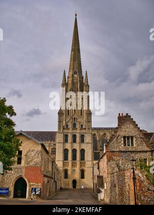 La guglia di pietra della Cattedrale Norwich in stile normanno, la chiesa cattedrale della diocesi della Chiesa d'Inghilterra di Norwich, Norfolk, Regno Unito Foto Stock