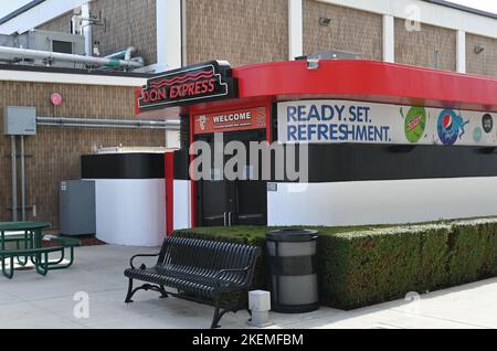 SANTA ANA, CALIFORNIA - 11 NOV 2022: Don Express, un luogo dove gli studenti possono prendere cibo e spuntini pre-confezionati al Santa Ana College. Foto Stock