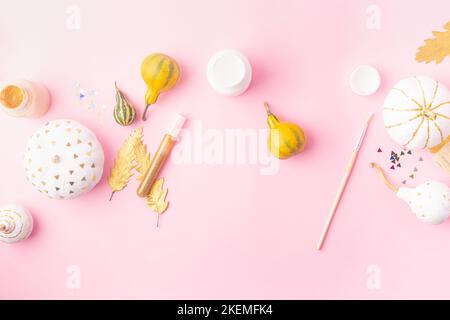 Concept autunnale per bambini, zucche in feltro con gli occhi e zucche decorate bianco e oro foglie Foto Stock