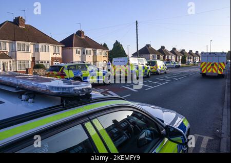 Oldbury Road, Rowley Regis, 13 novembre 2022. La polizia delle West Midlands sulla scena di una donna di 80 anni e' stata colpita e uccisa dall'autista di una Mini blu, che e' rimasta sulla scena. Una tenda forense d'argento copriva il corpo della donna su Oldbury Road a Rowley Regis. I cartelli delle prove sono stati collocati sulla strada mentre le indagini continuavano sul tragico incidente. DICHIARAZIONE DELLA POLIZIA DEL WEST MIDS: “Stiamo facendo appello per informazioni dopo che una donna è morta dopo essere stata investita da un'auto a Rowley Regis questo pomeriggio (13 novembre). Credito: Interrompi stampa Media/Alamy Live News Foto Stock