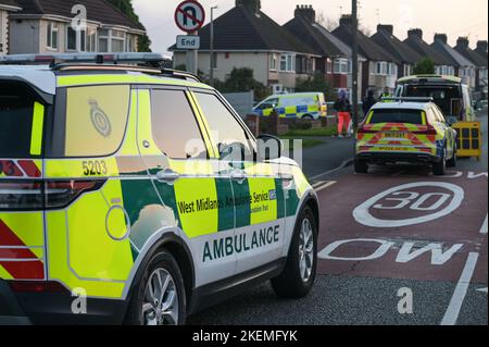 Oldbury Road, Rowley Regis, 13 novembre 2022. La polizia delle West Midlands sulla scena di una donna di 80 anni e' stata colpita e uccisa dall'autista di una Mini blu, che e' rimasta sulla scena. Una tenda forense d'argento copriva il corpo della donna su Oldbury Road a Rowley Regis. I cartelli delle prove sono stati collocati sulla strada mentre le indagini continuavano sul tragico incidente. DICHIARAZIONE DELLA POLIZIA DEL WEST MIDS: “Stiamo facendo appello per informazioni dopo che una donna è morta dopo essere stata investita da un'auto a Rowley Regis questo pomeriggio (13 novembre). Credito: Interrompi stampa Media/Alamy Live News Foto Stock