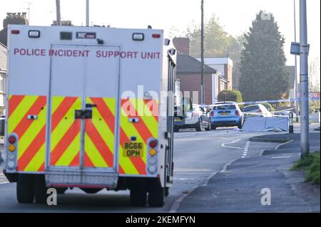 Oldbury Road, Rowley Regis, 13 novembre 2022. La polizia delle West Midlands sulla scena di una donna di 80 anni e' stata colpita e uccisa dall'autista di una Mini blu, che e' rimasta sulla scena. Una tenda forense d'argento copriva il corpo della donna su Oldbury Road a Rowley Regis. I cartelli delle prove sono stati collocati sulla strada mentre le indagini continuavano sul tragico incidente. DICHIARAZIONE DELLA POLIZIA DEL WEST MIDS: “Stiamo facendo appello per informazioni dopo che una donna è morta dopo essere stata investita da un'auto a Rowley Regis questo pomeriggio (13 novembre). Credito: Interrompi stampa Media/Alamy Live News Foto Stock