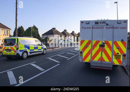 Oldbury Road, Rowley Regis, 13 novembre 2022. La polizia delle West Midlands sulla scena di una donna di 80 anni e' stata colpita e uccisa dall'autista di una Mini blu, che e' rimasta sulla scena. Una tenda forense d'argento copriva il corpo della donna su Oldbury Road a Rowley Regis. I cartelli delle prove sono stati collocati sulla strada mentre le indagini continuavano sul tragico incidente. DICHIARAZIONE DELLA POLIZIA DEL WEST MIDS: “Stiamo facendo appello per informazioni dopo che una donna è morta dopo essere stata investita da un'auto a Rowley Regis questo pomeriggio (13 novembre). Credito: Interrompi stampa Media/Alamy Live News Foto Stock