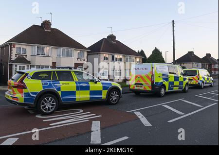 Oldbury Road, Rowley Regis, 13 novembre 2022. La polizia delle West Midlands sulla scena di una donna di 80 anni e' stata colpita e uccisa dall'autista di una Mini blu, che e' rimasta sulla scena. Una tenda forense d'argento copriva il corpo della donna su Oldbury Road a Rowley Regis. I cartelli delle prove sono stati collocati sulla strada mentre le indagini continuavano sul tragico incidente. DICHIARAZIONE DELLA POLIZIA DEL WEST MIDS: “Stiamo facendo appello per informazioni dopo che una donna è morta dopo essere stata investita da un'auto a Rowley Regis questo pomeriggio (13 novembre). Credito: Interrompi stampa Media/Alamy Live News Foto Stock