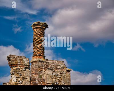 Un camino ornato sul Castello di Framlingham a Suffolk, Inghilterra, Regno Unito. Il camino risale al periodo Tudor ed era un segno di status Foto Stock
