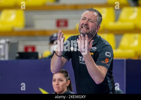 SKOPJE, MACEDONIA - 13 NOVEMBRE: Allenatore per Johansson dei Paesi Bassi allenatore i suoi giocatori durante il Main Round - EHF EURO 2022 partita tra Paesi Bassi e Spagna all'Arena Boris Trajkovski il 13 novembre 2022 a Skopje, Macedonia (Foto di Henk Seppen/Orange Pictures) Foto Stock