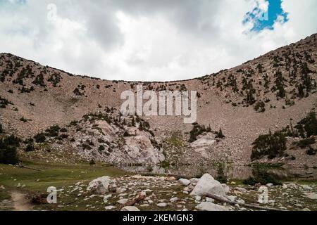 Le nuvole passano sul lago Johnson, un lago alpino nella catena montuosa Snake, situato all'interno del Great Basin National Park in Nevada, come si vede in una giornata estiva Foto Stock