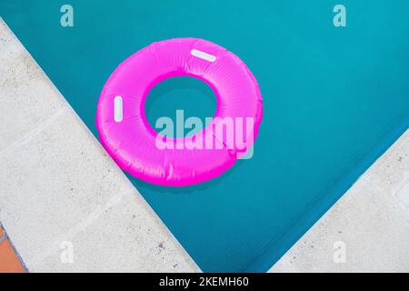 Una vista dall'alto di un galleggiante rosa in una piscina Foto Stock