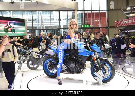 Milano, Italia. 12th Nov 2022. Un modello allo stand SUZUKI all'edizione 79th dell'EICMA, Salone Internazionale della bicicletta e della motocicletta di Milano (Credit Image: © Ervin Shulku/ZUMA Press Wire) Foto Stock