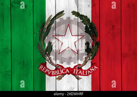 Bandiera e stemma d'Italia su sfondo testurizzato. Collage concettuale. Foto Stock