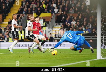 Alejandro Garnacho del Manchester United (3rd a sinistra) segna il secondo goal del suo fianco durante la partita della Premier League al Craven Cottage, Londra. Data immagine: Domenica 13 novembre 2022. Foto Stock