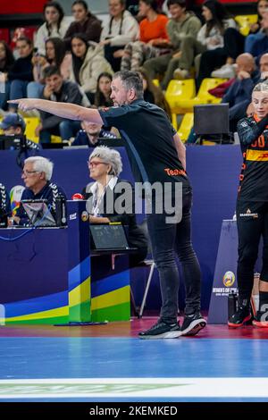 SKOPJE, MACEDONIA - 13 NOVEMBRE: Allenatore per Johansson dei Paesi Bassi allenatore i suoi giocatori durante il Main Round - EHF EURO 2022 partita tra Paesi Bassi e Spagna all'Arena Boris Trajkovski il 13 novembre 2022 a Skopje, Macedonia (Foto di Henk Seppen/Orange Pictures) Foto Stock