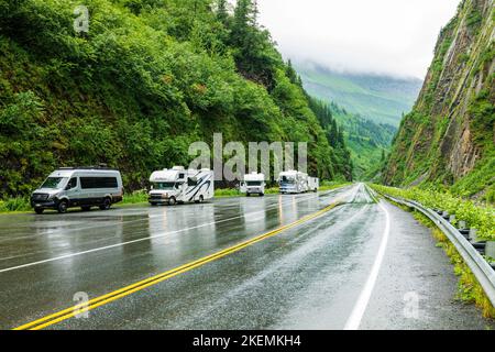 Veicoli ricreativi; pioggia; Thompson Pass; Richardson Highway; Alaska; STATI UNITI Foto Stock
