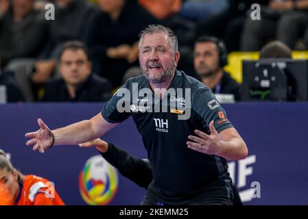 SKOPJE, MACEDONIA - 13 NOVEMBRE: Allenatore per Johansson dei Paesi Bassi allenatore i suoi giocatori durante il Main Round - EHF EURO 2022 partita tra Paesi Bassi e Spagna all'Arena Boris Trajkovski il 13 novembre 2022 a Skopje, Macedonia (Foto di Henk Seppen/Orange Pictures) Foto Stock