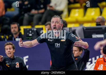 SKOPJE, MACEDONIA - 13 NOVEMBRE: Allenatore per Johansson dei Paesi Bassi allenatore i suoi giocatori durante il Main Round - EHF EURO 2022 partita tra Paesi Bassi e Spagna all'Arena Boris Trajkovski il 13 novembre 2022 a Skopje, Macedonia (Foto di Henk Seppen/Orange Pictures) Foto Stock