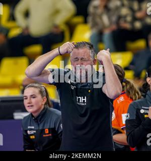 SKOPJE, MACEDONIA - 13 NOVEMBRE: Allenatore per Johansson dei Paesi Bassi allenatore i suoi giocatori durante il Main Round - EHF EURO 2022 partita tra Paesi Bassi e Spagna all'Arena Boris Trajkovski il 13 novembre 2022 a Skopje, Macedonia (Foto di Henk Seppen/Orange Pictures) Foto Stock