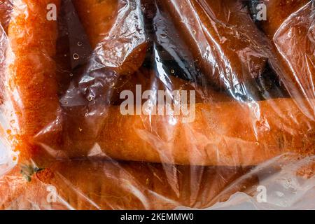 Carote crude in sacchetto di plastica direttamente dal supermercato Foto Stock